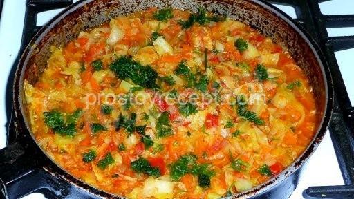В конце посолите блюдо и добавьте перец по вкусу либо