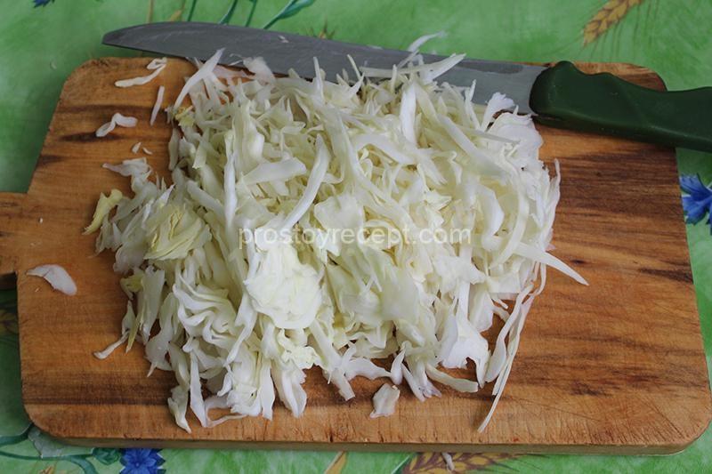 Нашинкуйте капусту.
