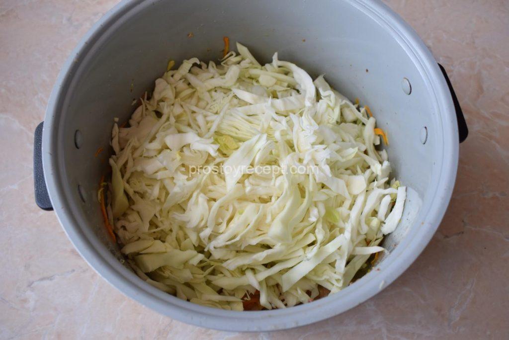 Выложите нашинкованную капусту к обжаренным овощам, добавьте по вкусу немного