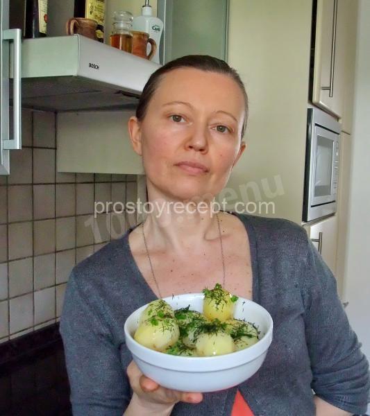 Подавайте готовый картофель к столу.