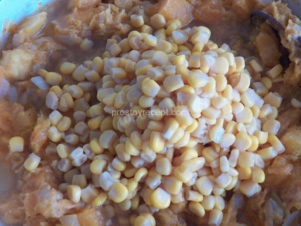 Слейте сок из банки с консервированной кукурузой.
