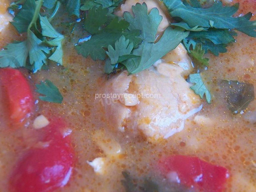 Варите куриный суп с кукурузой и тыквой до полной готовности.