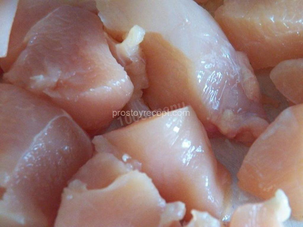 Разделайте куриные грудки и нарежьте их на порционные кусочки.