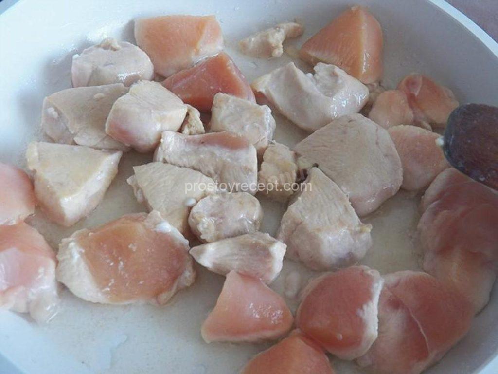 Выложите кусочки куриной грудки в растительное масло и обжарьте их