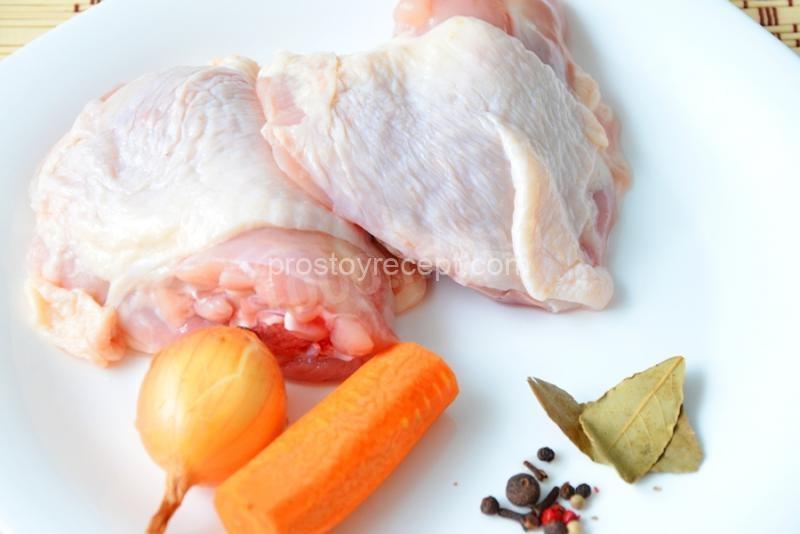 Подготовьте продукты по списку, выбрав для бульона любую часть курицы,