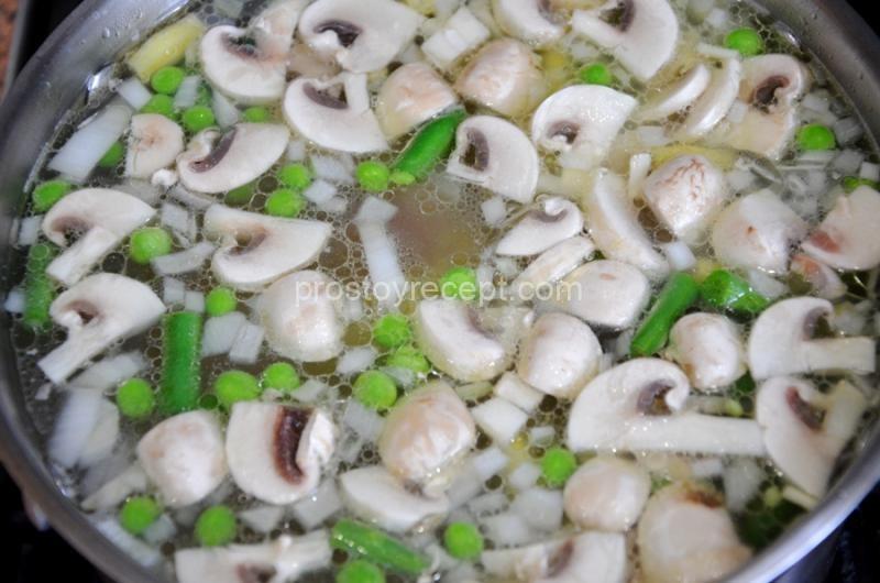 Положите к картофелю подготовленное мясо, овощи и грибы, после чего