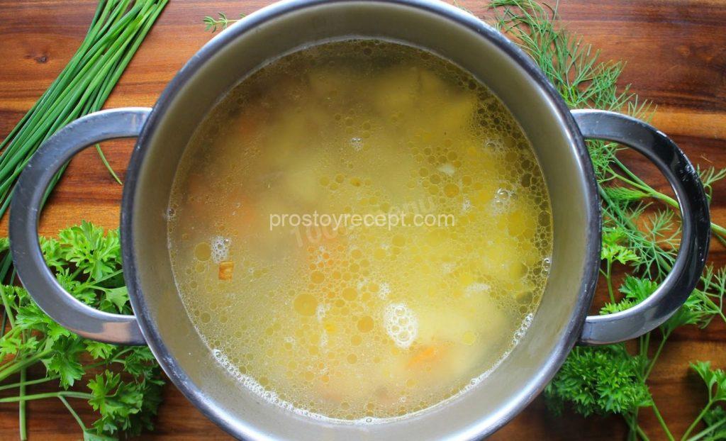 Добавьте рыбный бульон и всыпьте соль по вкусу. После закипания