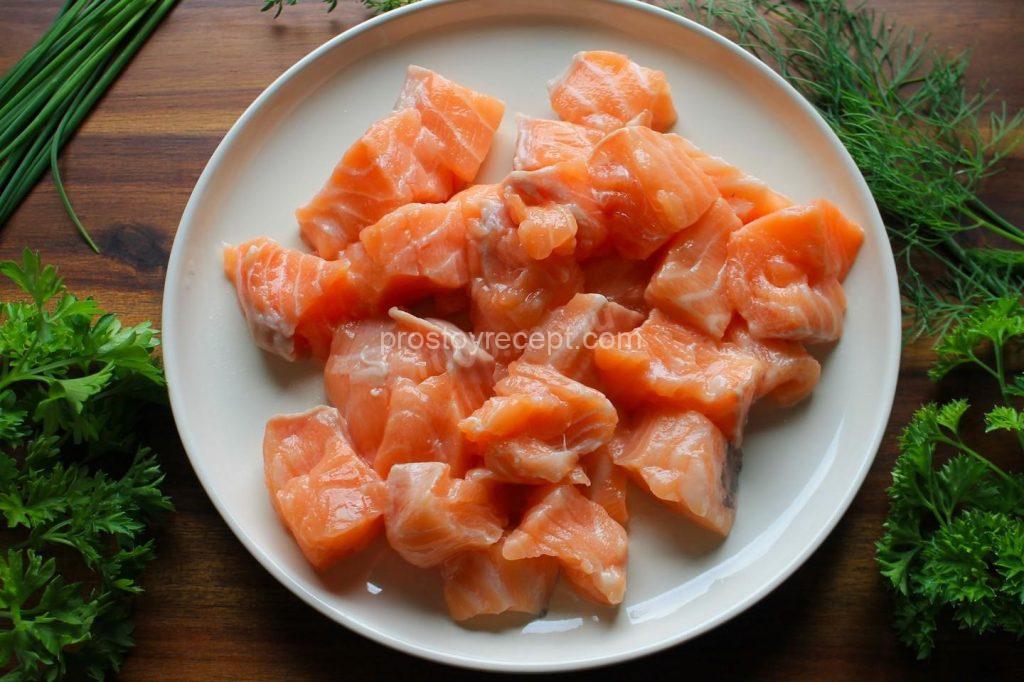 Нарежьте филе красной рыбы средними кубиками.