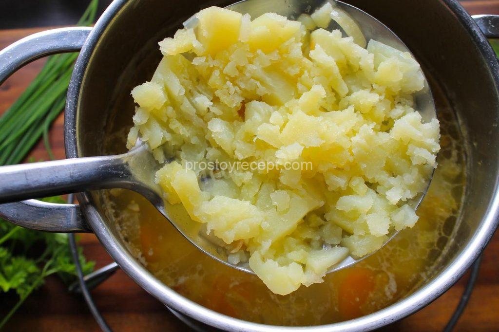Когда картофель сварится, достаньте шумовкой часть кусочков и разомните их