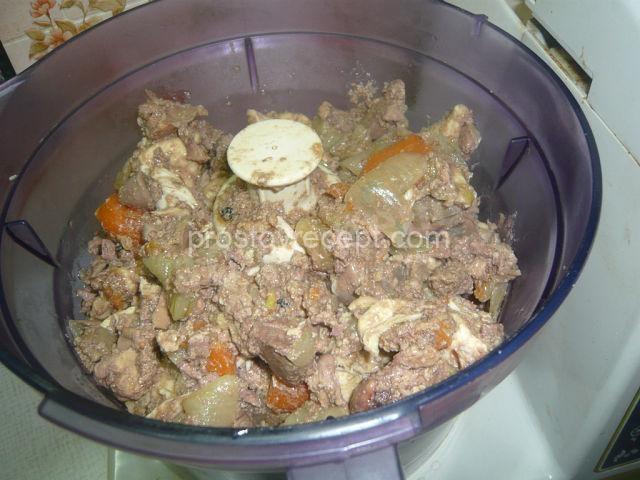 Переложите в чашу блендера теплую печень с овощами и сливочным