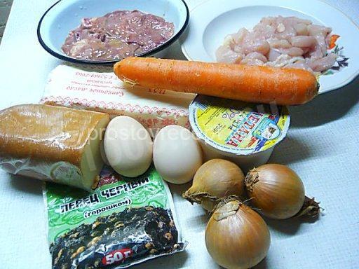 Промойте куриную печень и куриное филе под холодной проточной водой,