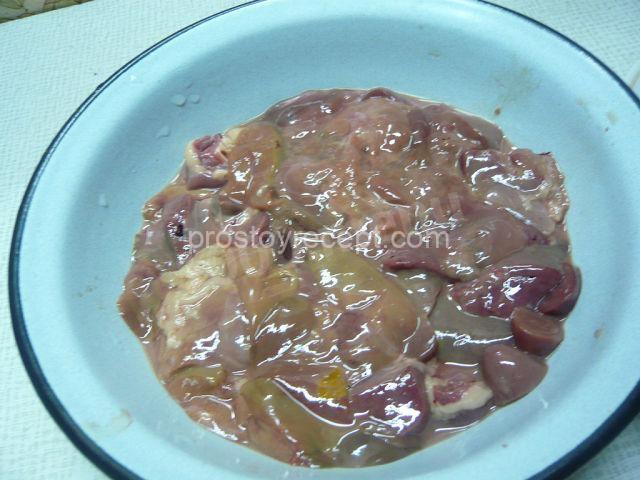 Очистите репчатый лук и морковь, нарежьте лук мелкими кубиками, а