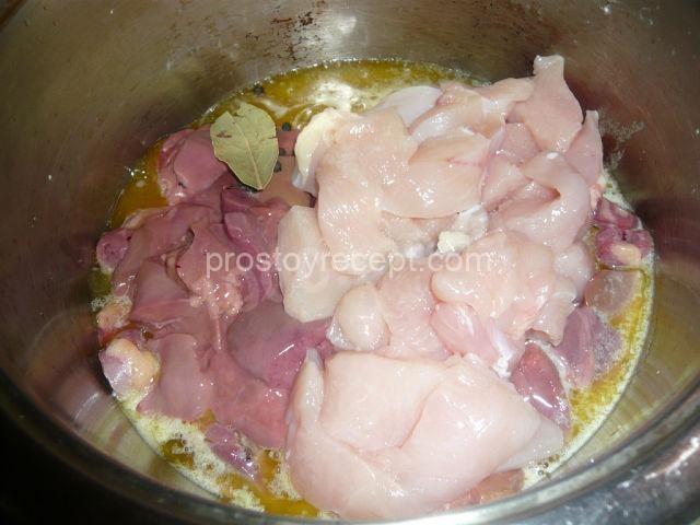 Добавьте к пассерованным овощам подготовленную куриную печень и обжаривайте все