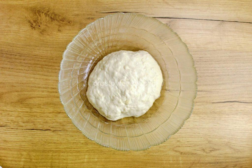 Смажьте миску и руки растительным маслом, округлите тесто в шар