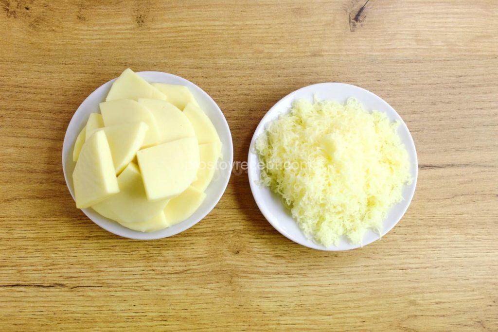 Нарежьте моцареллу кусочками толщиной 3-5 мм или натрите на терке.