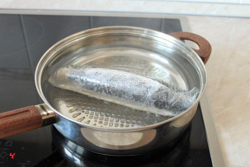 Погрузите рулет в кипящую воду, дождитесь повторного закипания и варите