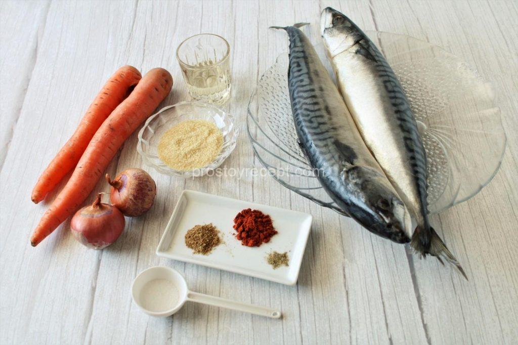 Подготовьте продукты, выбрав тушку скумбрии с головой, без повреждений и