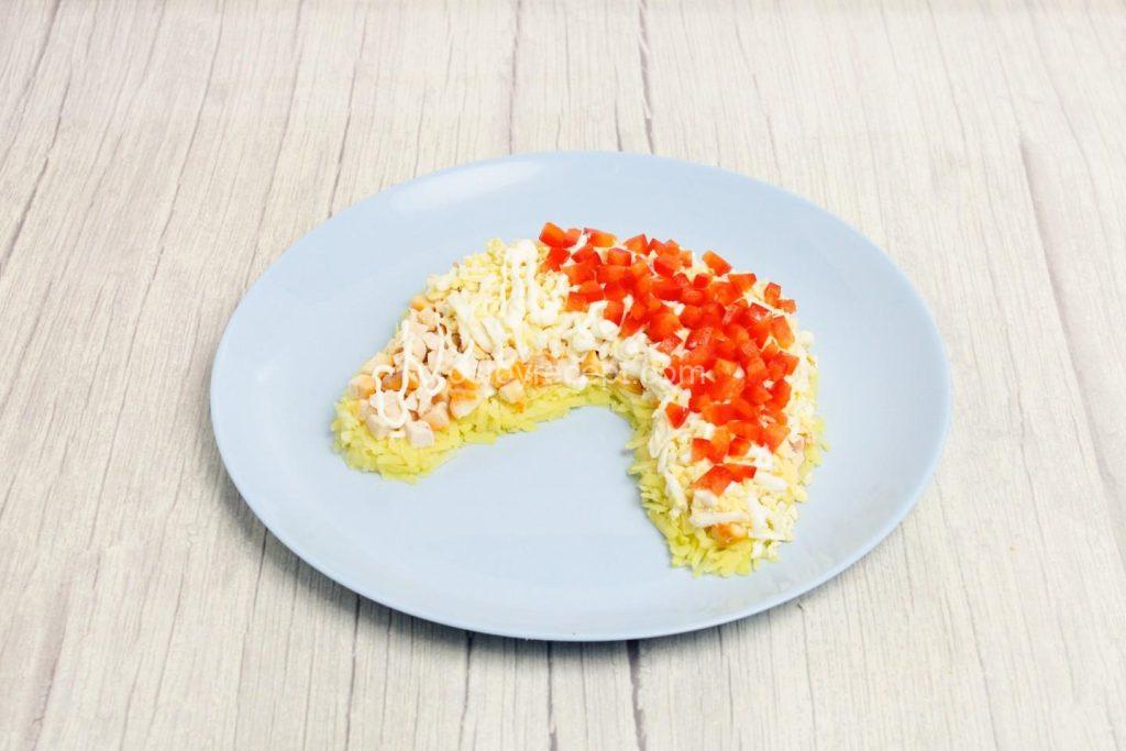 Выложите слоями копченую курицу, тертые яйца и болгарский перец, промазывая