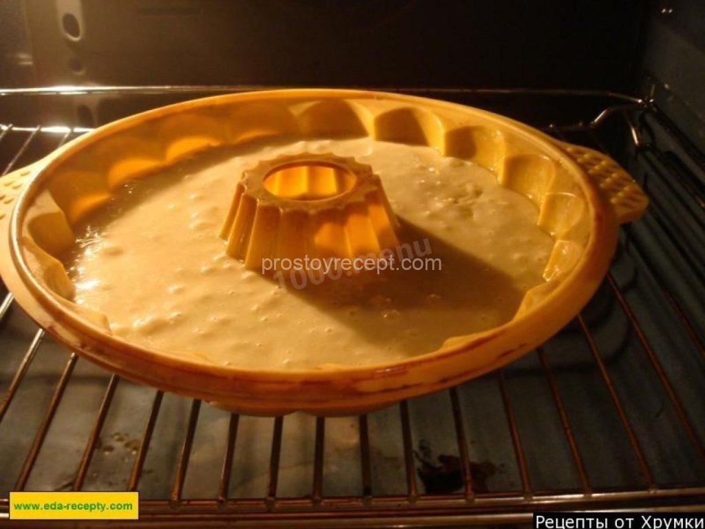 Заранее прогрейте духовку до 180 °C и запекайте корж в