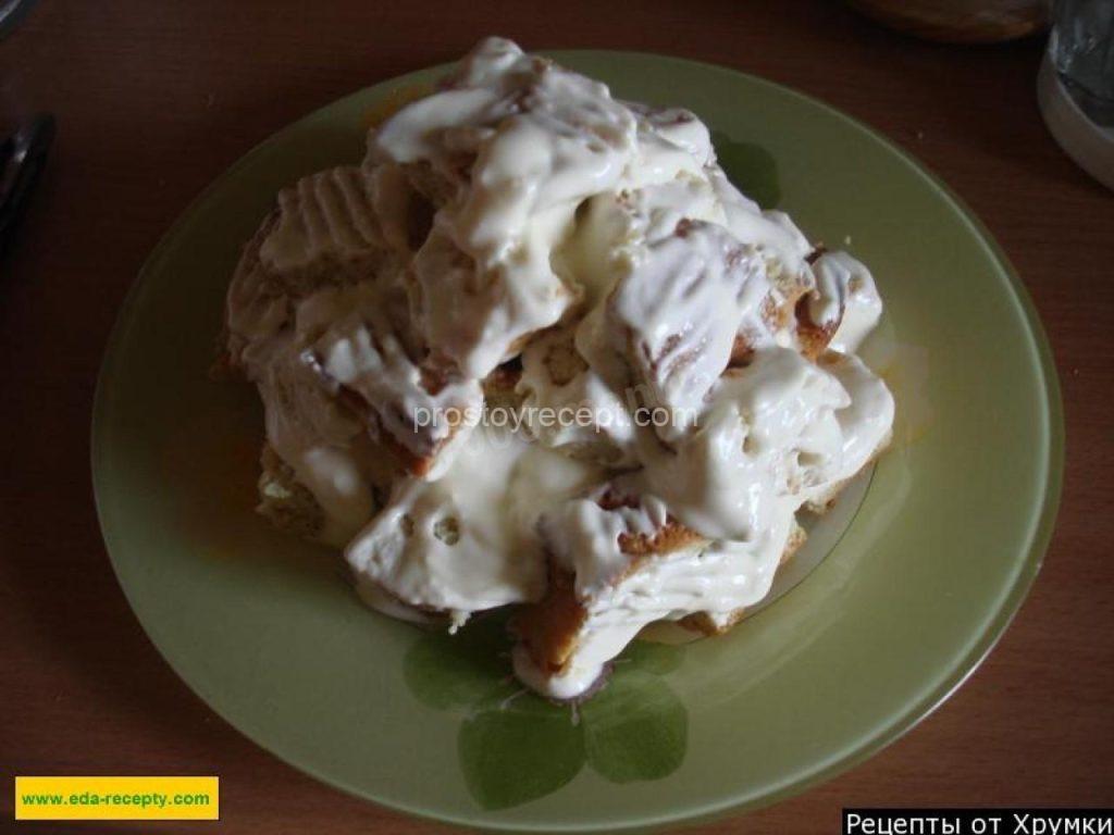 Обмакните кусочки бисквита в крем и красиво выложите их горкой.