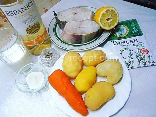 Очистите картофель и морковь, нарежьте их тонкими кружочками толщиной до