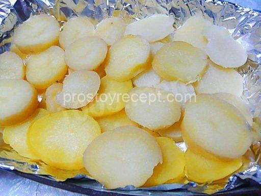 Разделите филе трески на четыре порционных куска, обсушите бумажным полотенцем